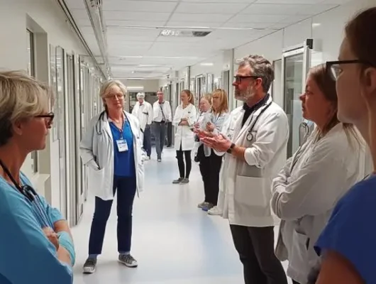 Wat doet een zorgbemiddelingsbureau? Groep zzp'ers ingezet door zorgbemiddelingsbureau bespreken het.